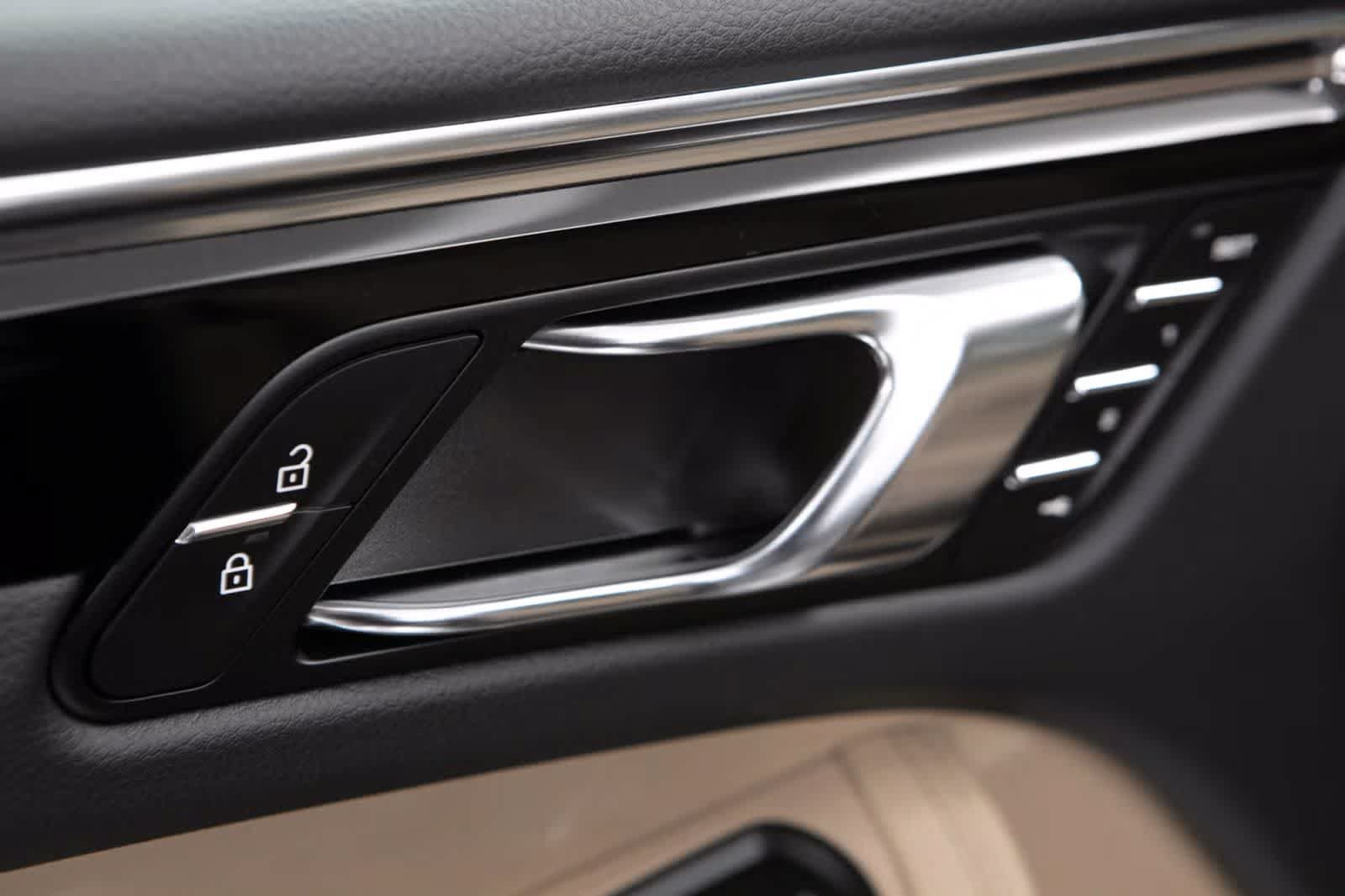 Certified 2026 Porsche Macan AWD/4WD image 24