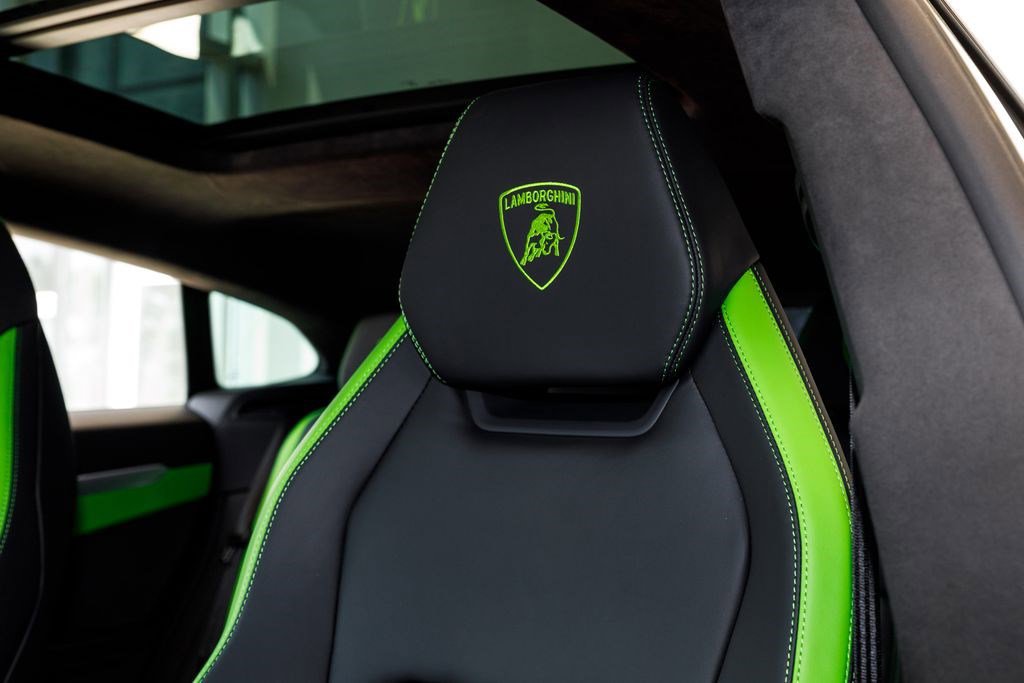 Used 2025 Lamborghini Urus SE image 48