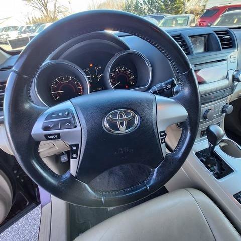 Used 2012 Toyota Highlander SE w/ Tow Pkg AWD/4WD image 12