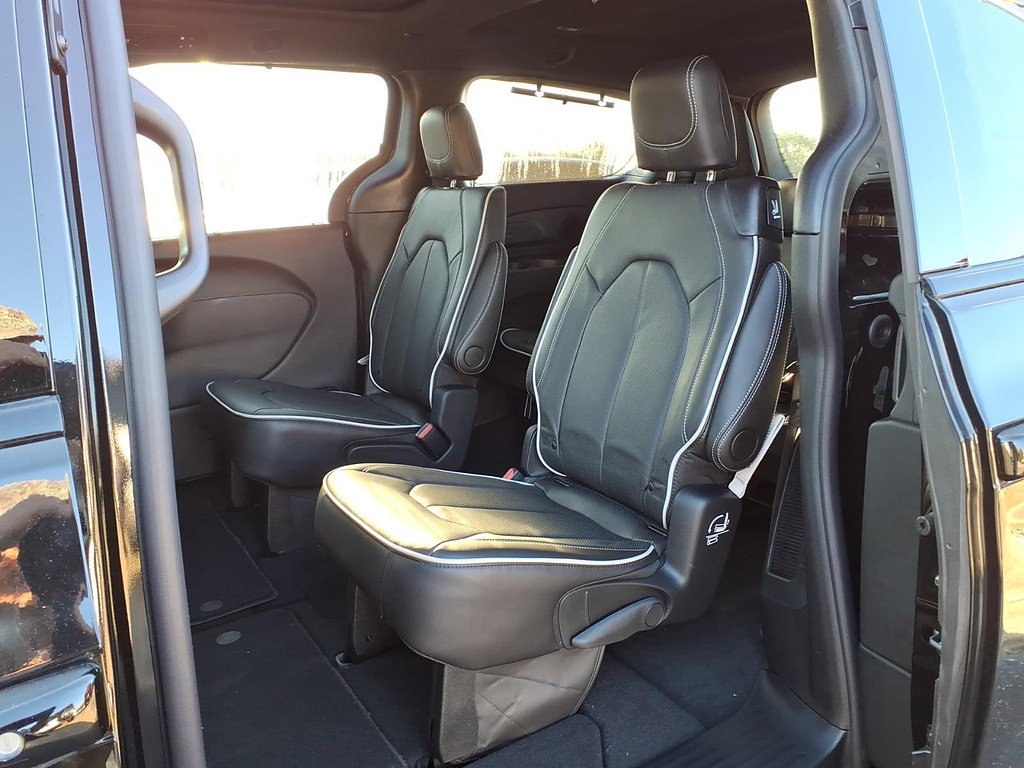 New 2027 Chrysler Pacifica Limited w/ Family Tech Group AWD/4WD image 29