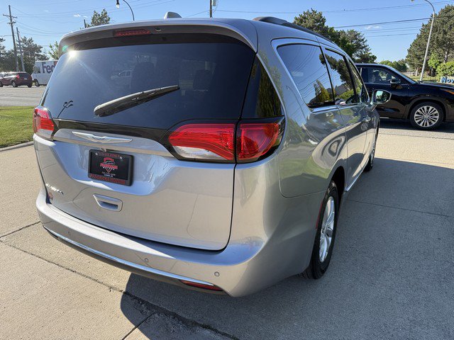 Used 2017 Chrysler Pacifica Touring-L FWD image 5