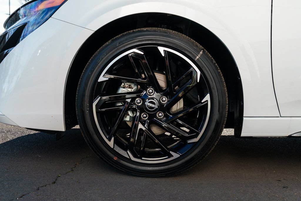 New 2026 Nissan Sentra SR w/ SR Premium Package FWD image 7
