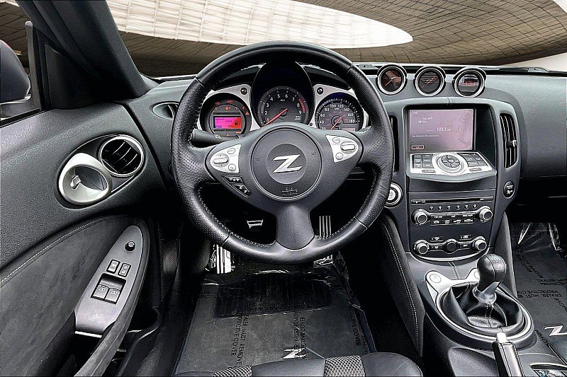 Used 2017 Nissan 370Z Touring image 5