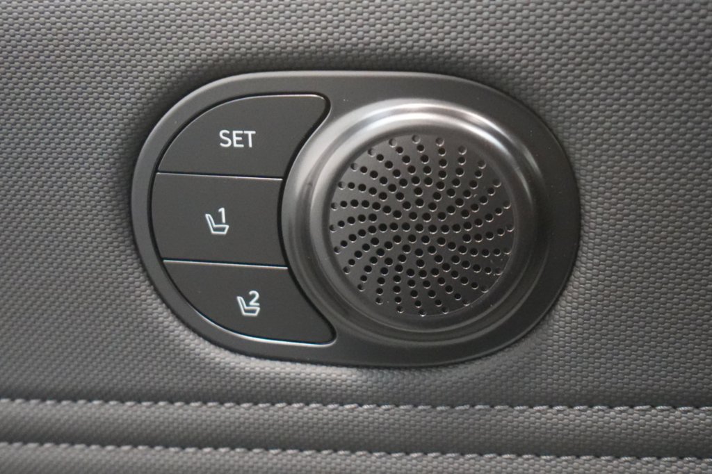 Certified 2025 Hyundai Elantra Limited FWD image 31
