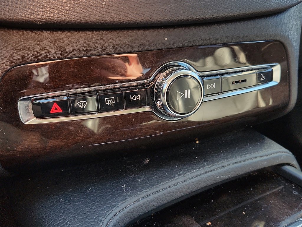 Used 2019 Volvo XC90 T6 Momentum w/ Advanced Package image 28