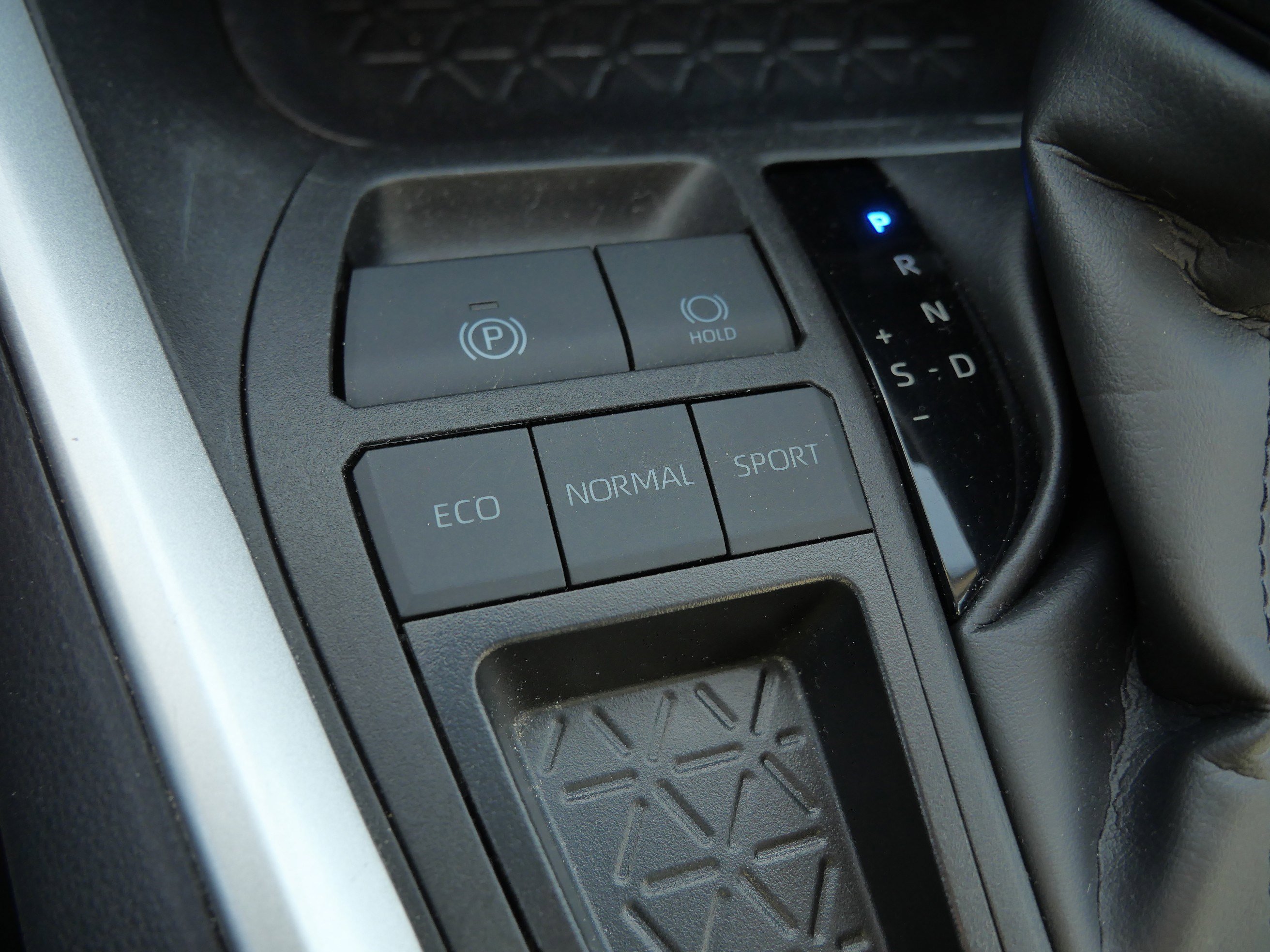 Certified 2025 Toyota RAV4 XLE FWD image 33
