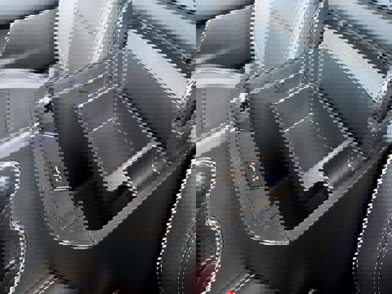 Used 2024 GMC Yukon SLT w/ SLT Luxury Package image 23