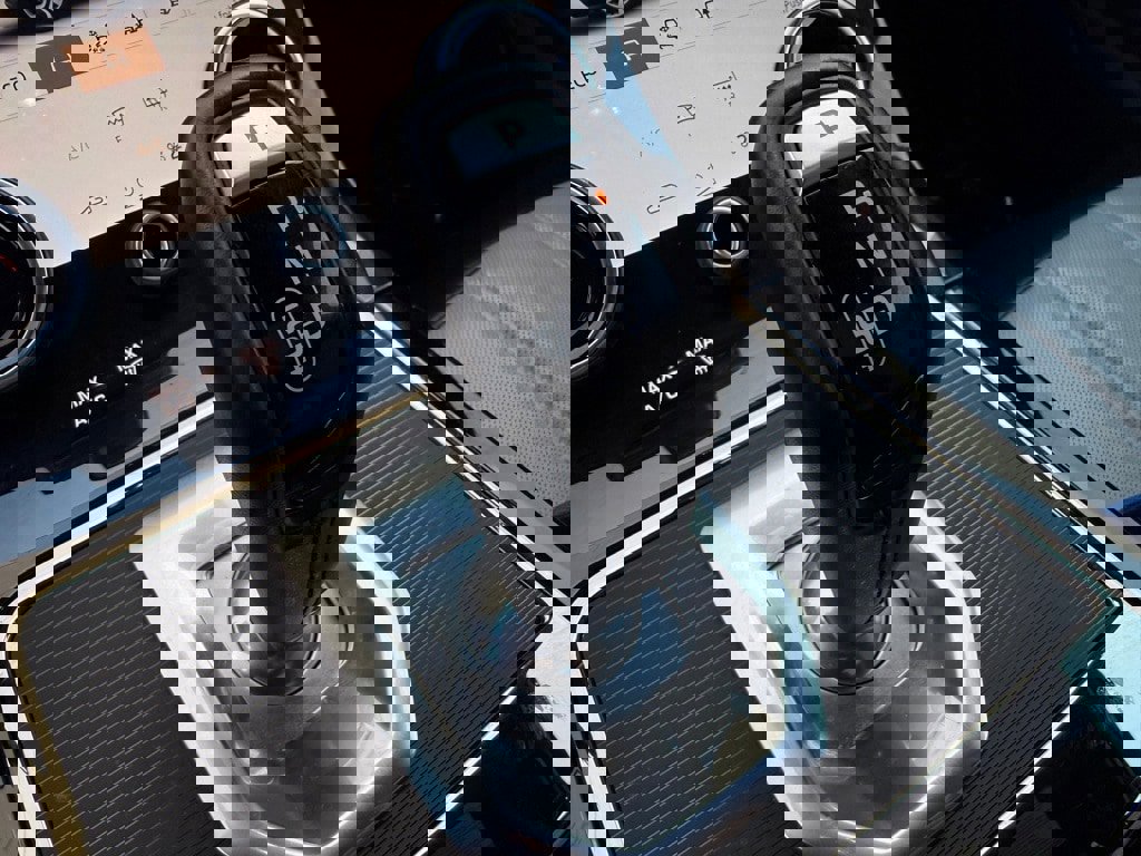 Used 2022 Land Rover Range Rover Evoque R-Dynamic SE image 24