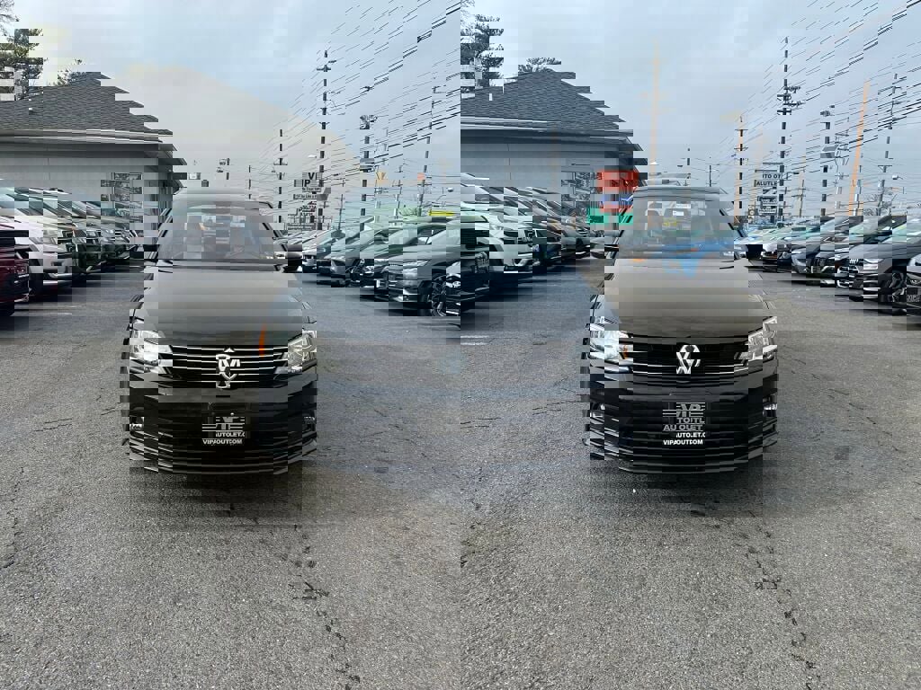 Used 2017 Volkswagen Jetta Sport w/ Jetta Sport Lighting Package image 2