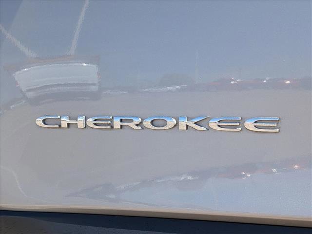 Used 2021 Jeep Cherokee Latitude Plus w/ Mopar Interior Package FWD image 23