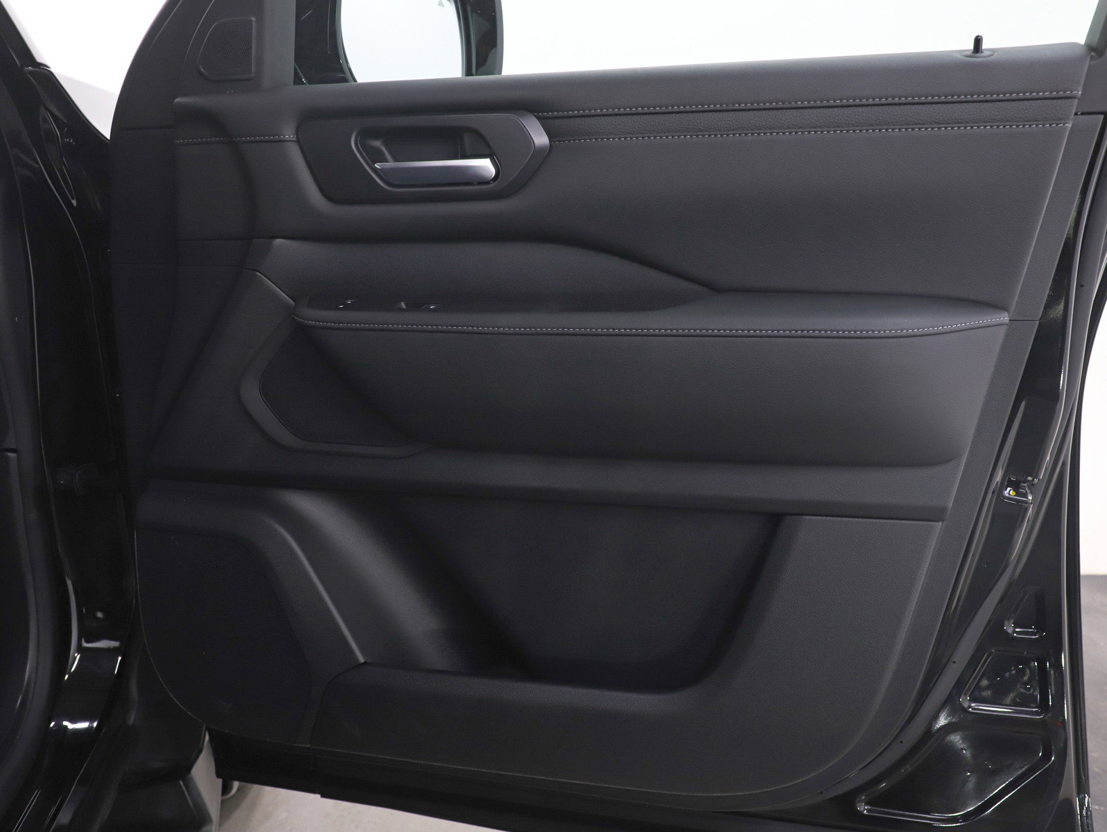 Used 2025 Nissan Armada SV image 9