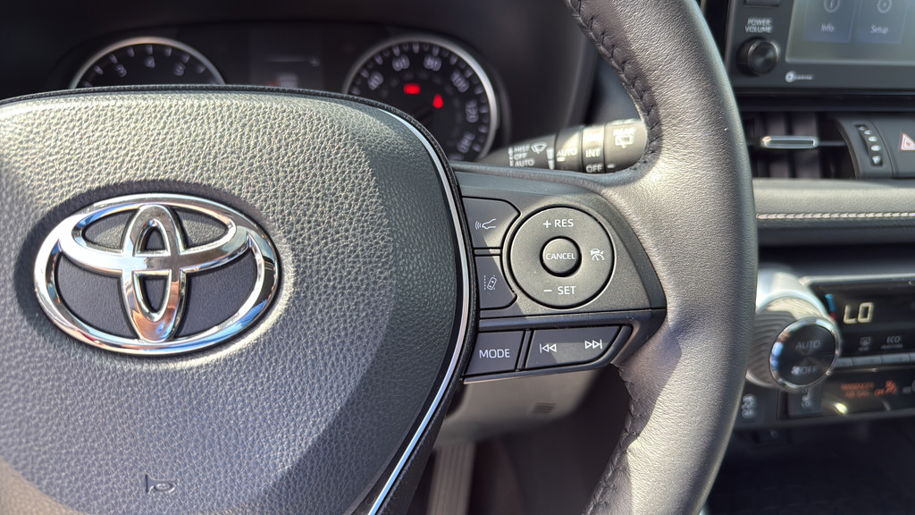 Used 2020 Toyota RAV4 XLE Premium AWD/4WD image 25
