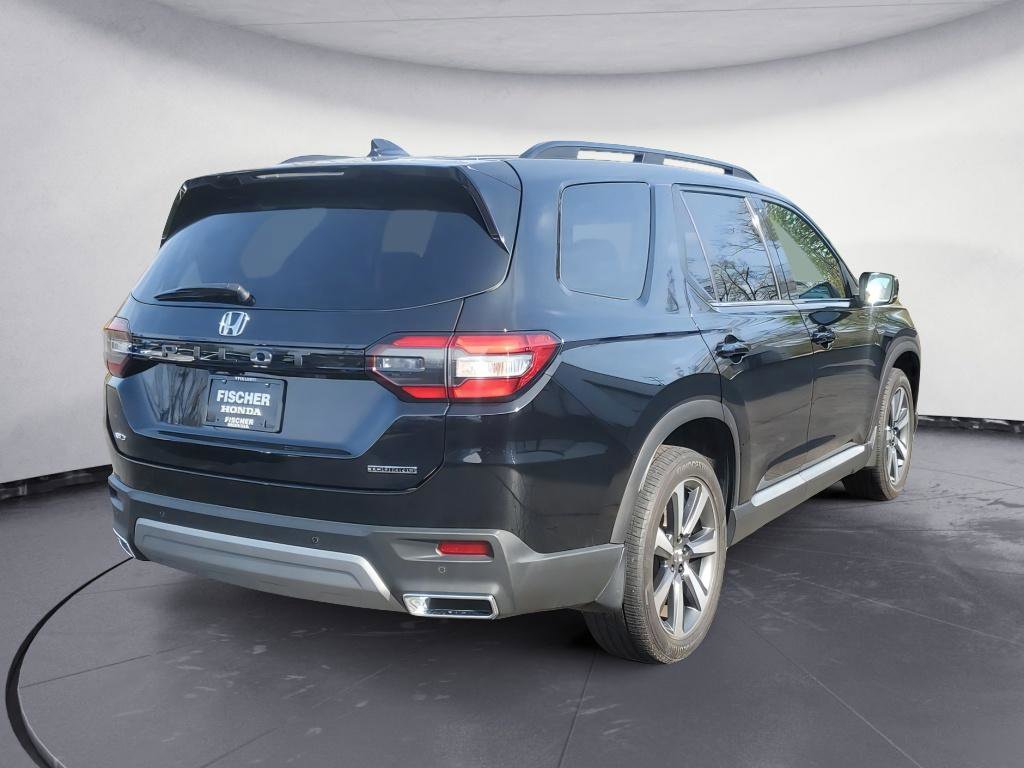 Used 2025 Honda Pilot Touring image 3
