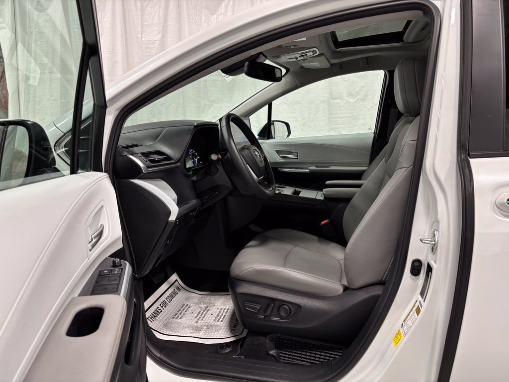 Used 2025 Toyota Sienna XLE AWD/4WD image 10