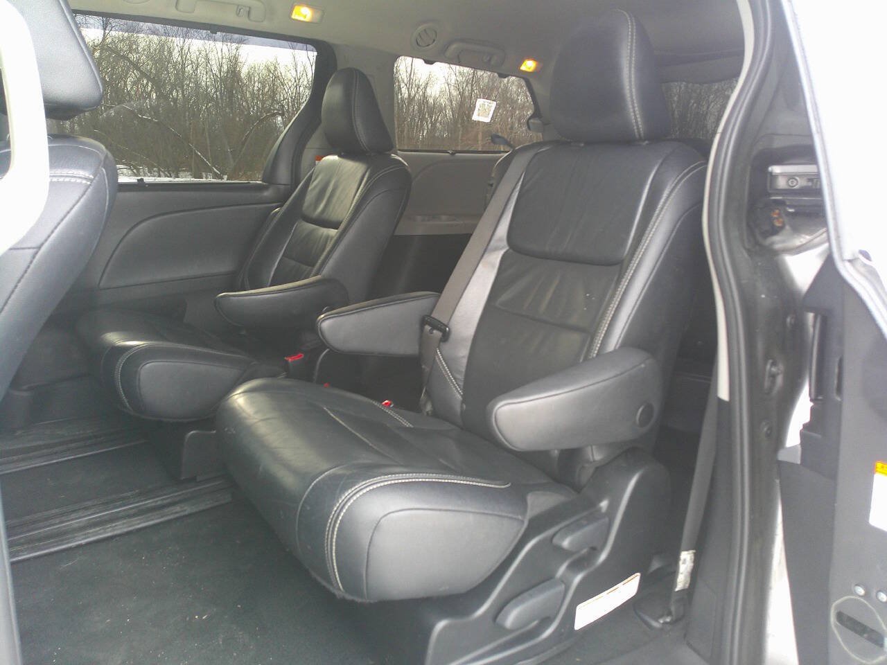 Used 2018 Toyota Sienna SE FWD image 11