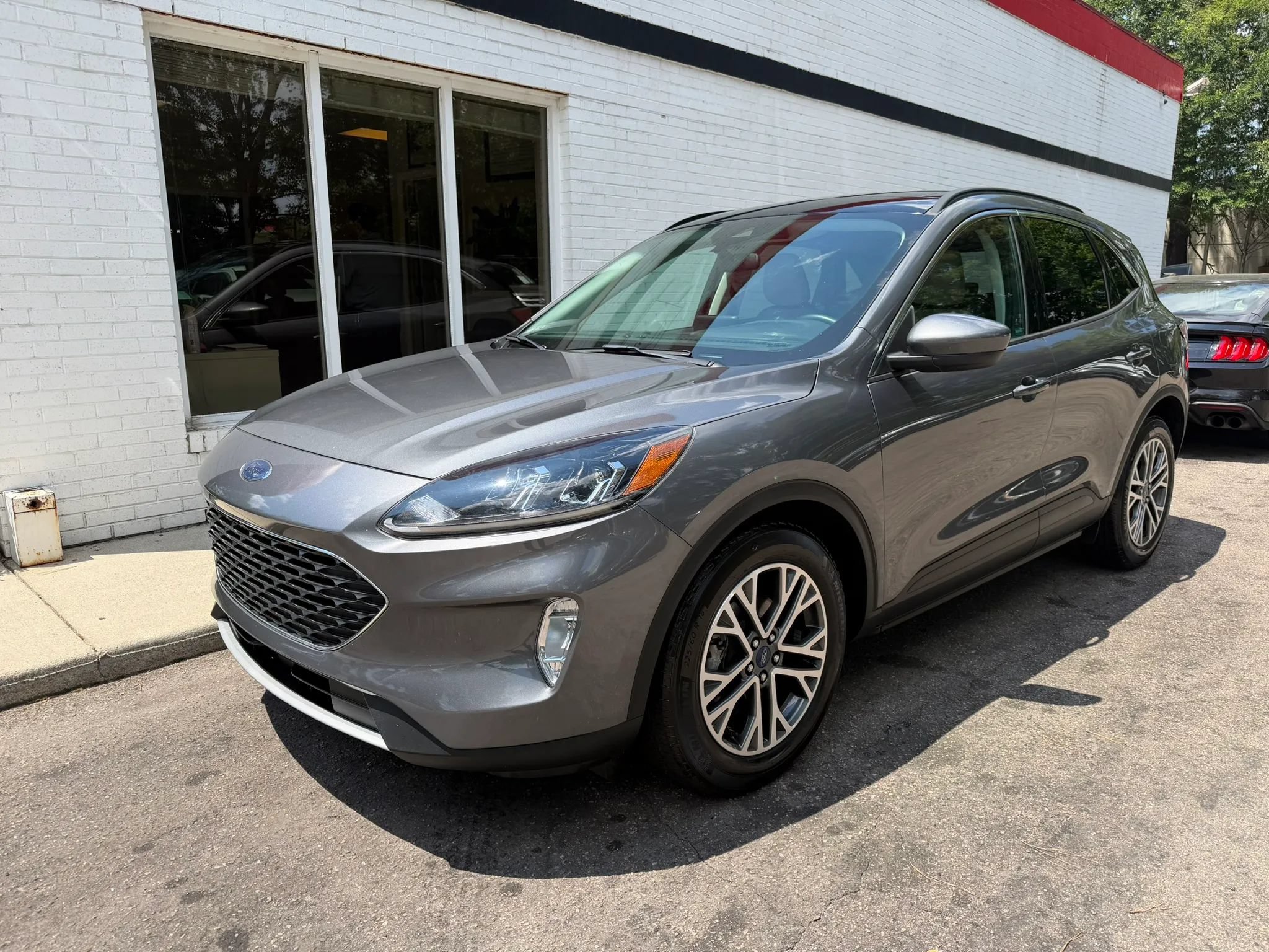 Used 2021 Ford Escape SEL w/ Technology Package FWD image 2