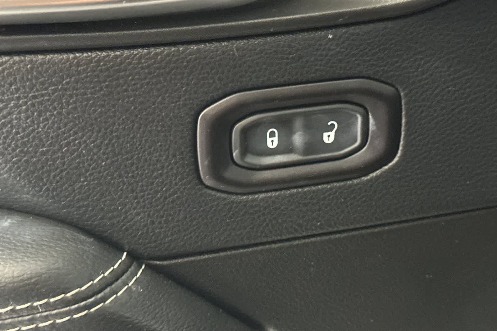 Used 2018 Jeep Wrangler Unlimited Sahara AWD/4WD image 14