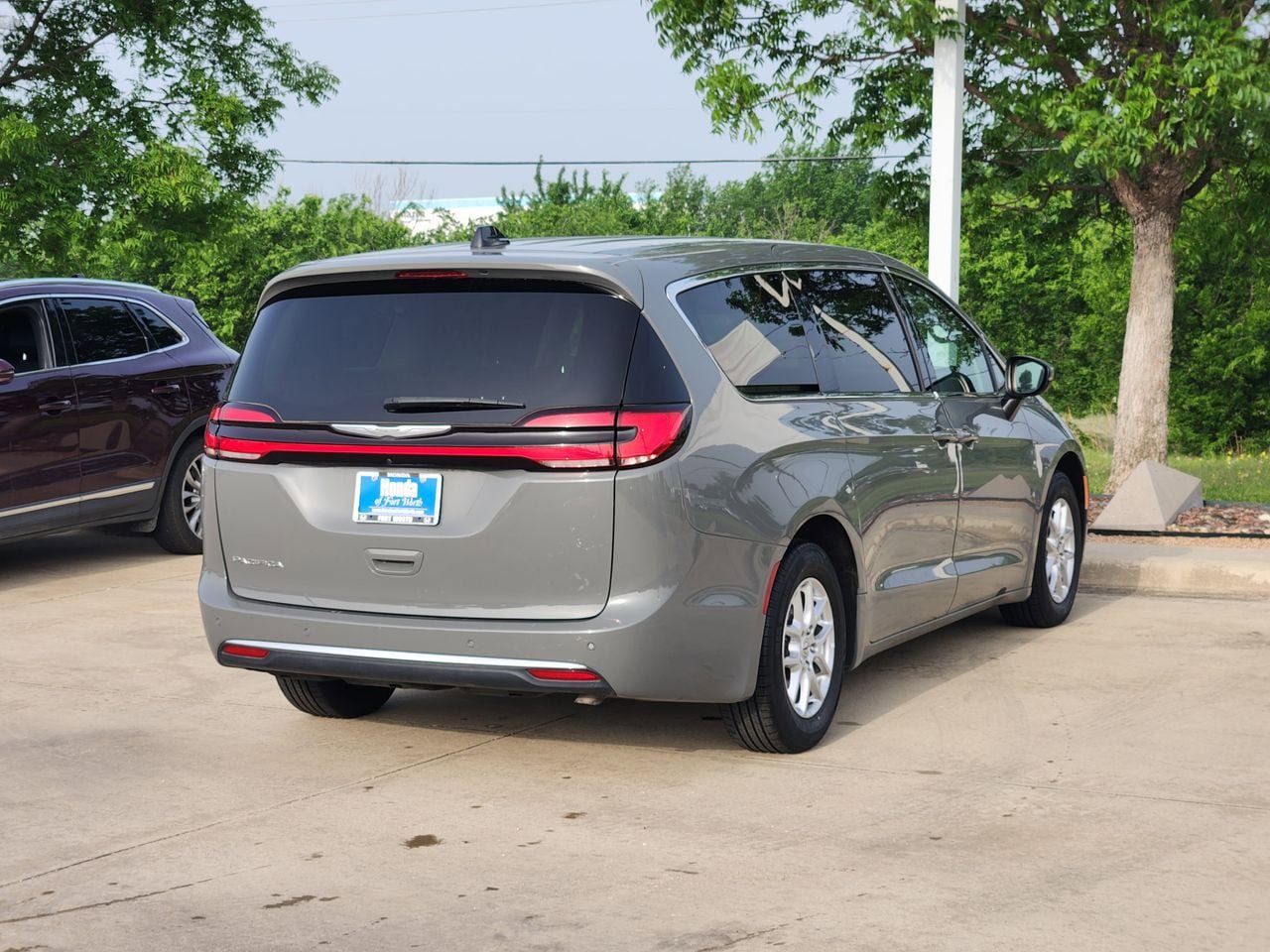 Used 2023 Chrysler Pacifica Touring-L FWD image 5