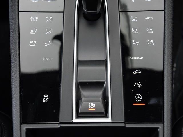 Certified 2025 Porsche Macan AWD/4WD image 19