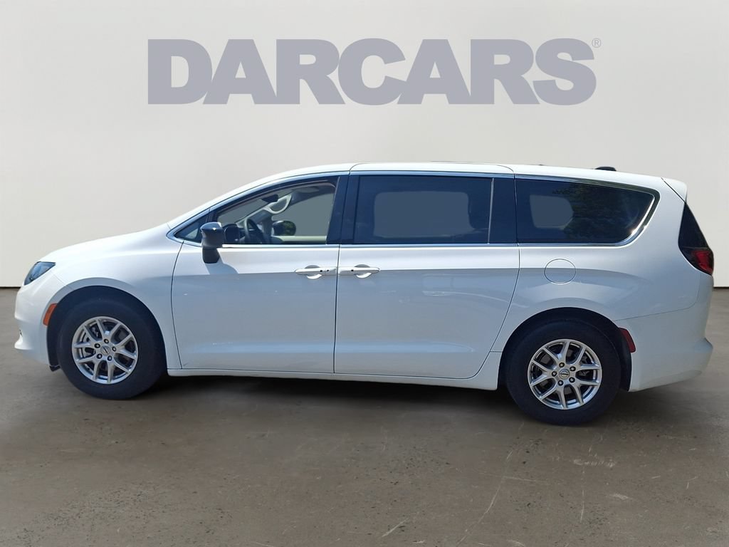 Used 2024 Chrysler Voyager LX FWD image 4