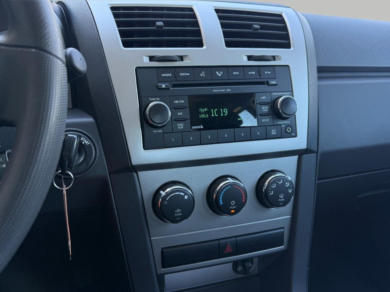 Used 2009 Dodge Avenger SE FWD image 27