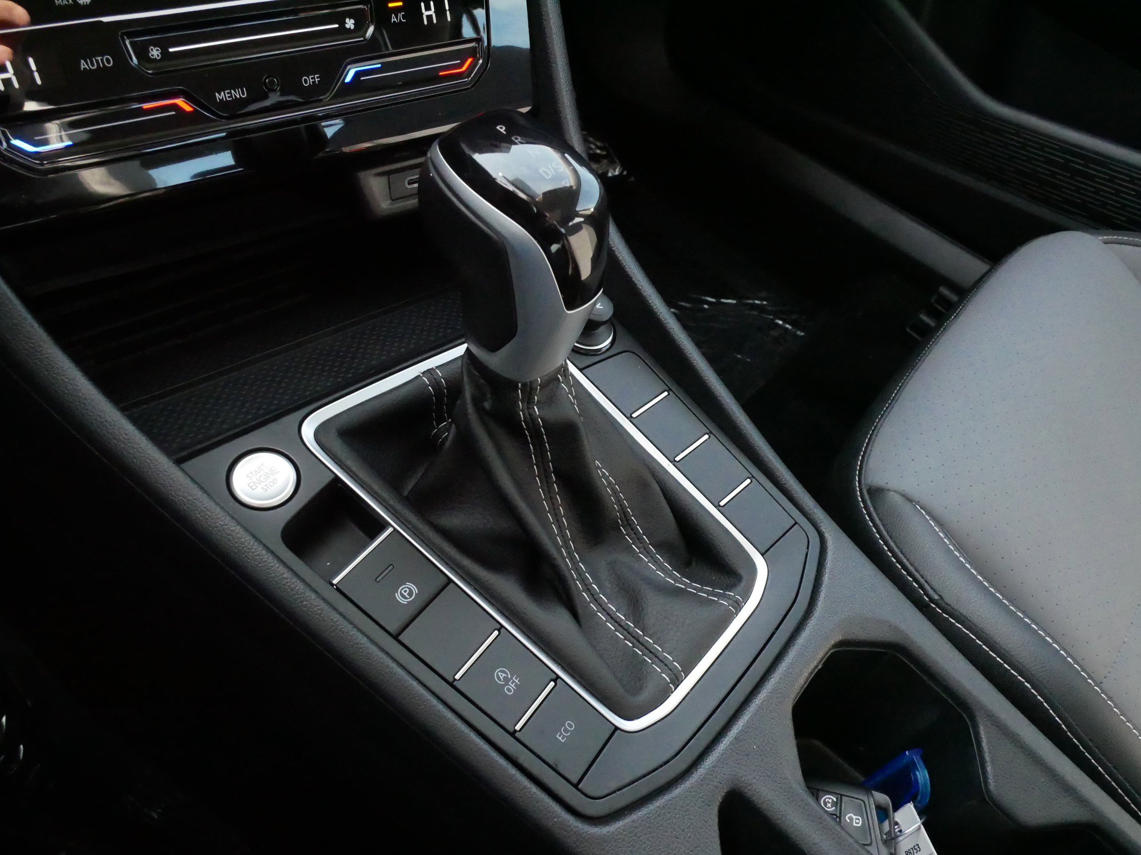 Certified 2025 Volkswagen Jetta SE w/ Sunroof Package image 24