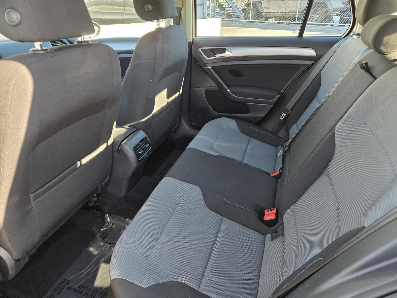 Used 2016 Volkswagen e-Golf SE w/ DC Fast Charging Package image 22