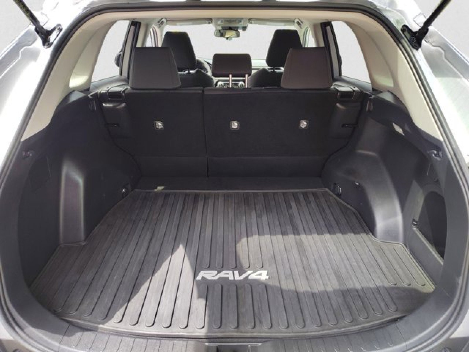 Used 2021 Toyota RAV4 XLE Premium image 18