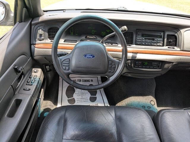 Used 2003 Ford Crown Victoria LX RWD image 25
