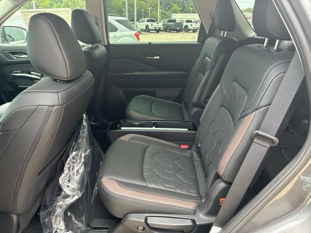 New 2026 Nissan Pathfinder Platinum FWD image 9