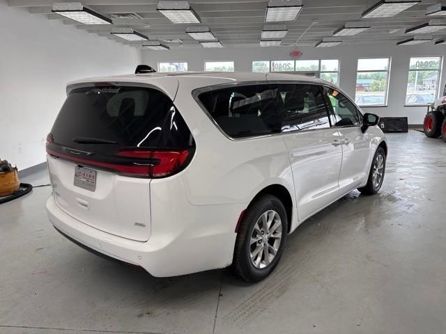 New 2027 Chrysler Pacifica Select w/ Family Tech Group AWD/4WD image 7