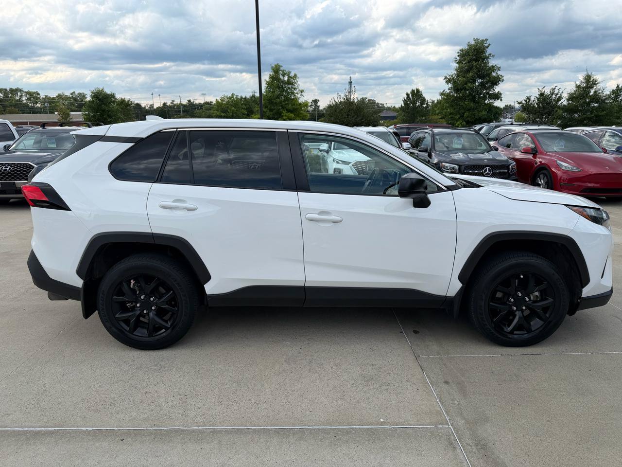 Used 2024 Toyota RAV4 LE AWD/4WD image 4