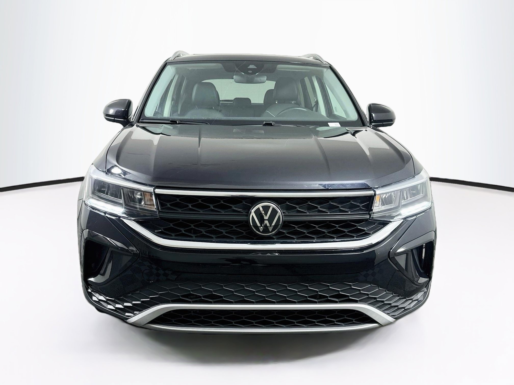 Used 2024 Volkswagen Taos SE FWD image 2