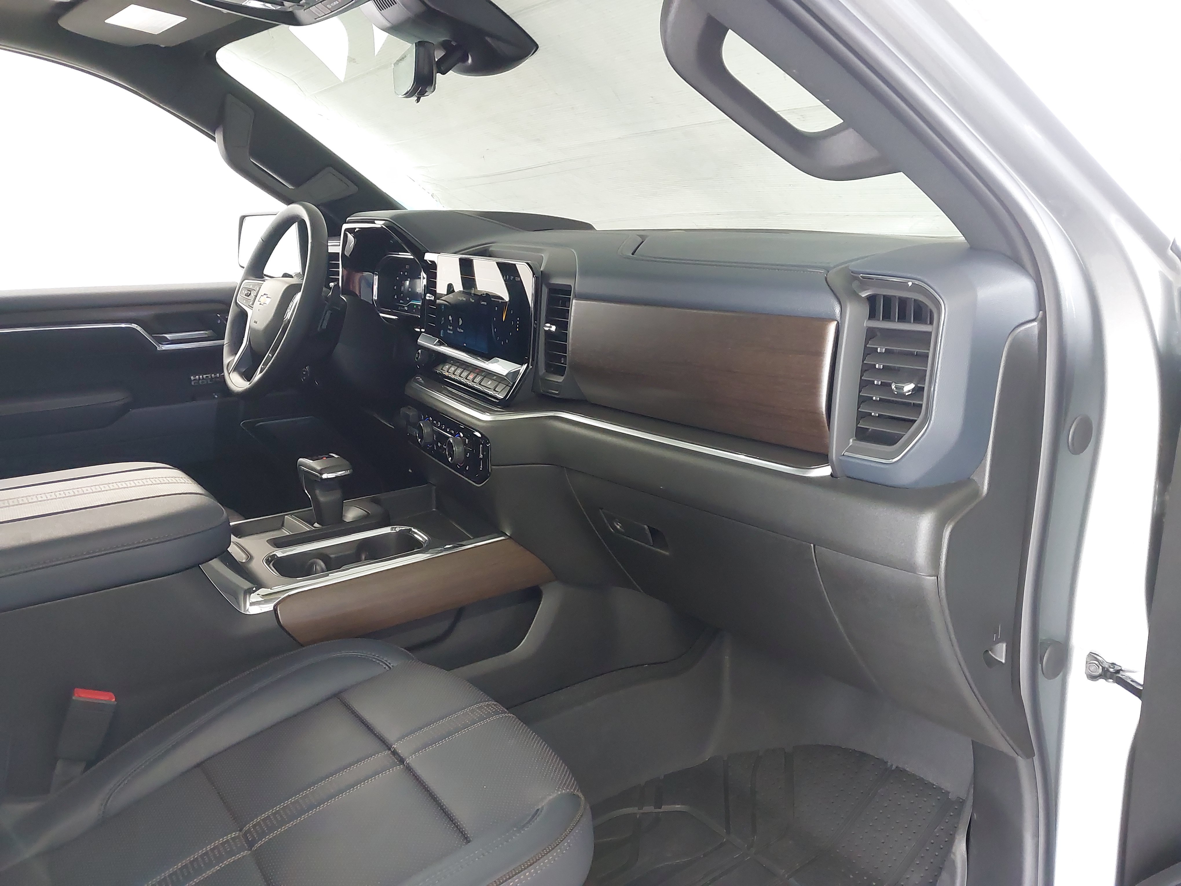 Used 2025 Chevrolet Silverado 1500 High Country w/ High Country Premium Package AWD/4WD image 29