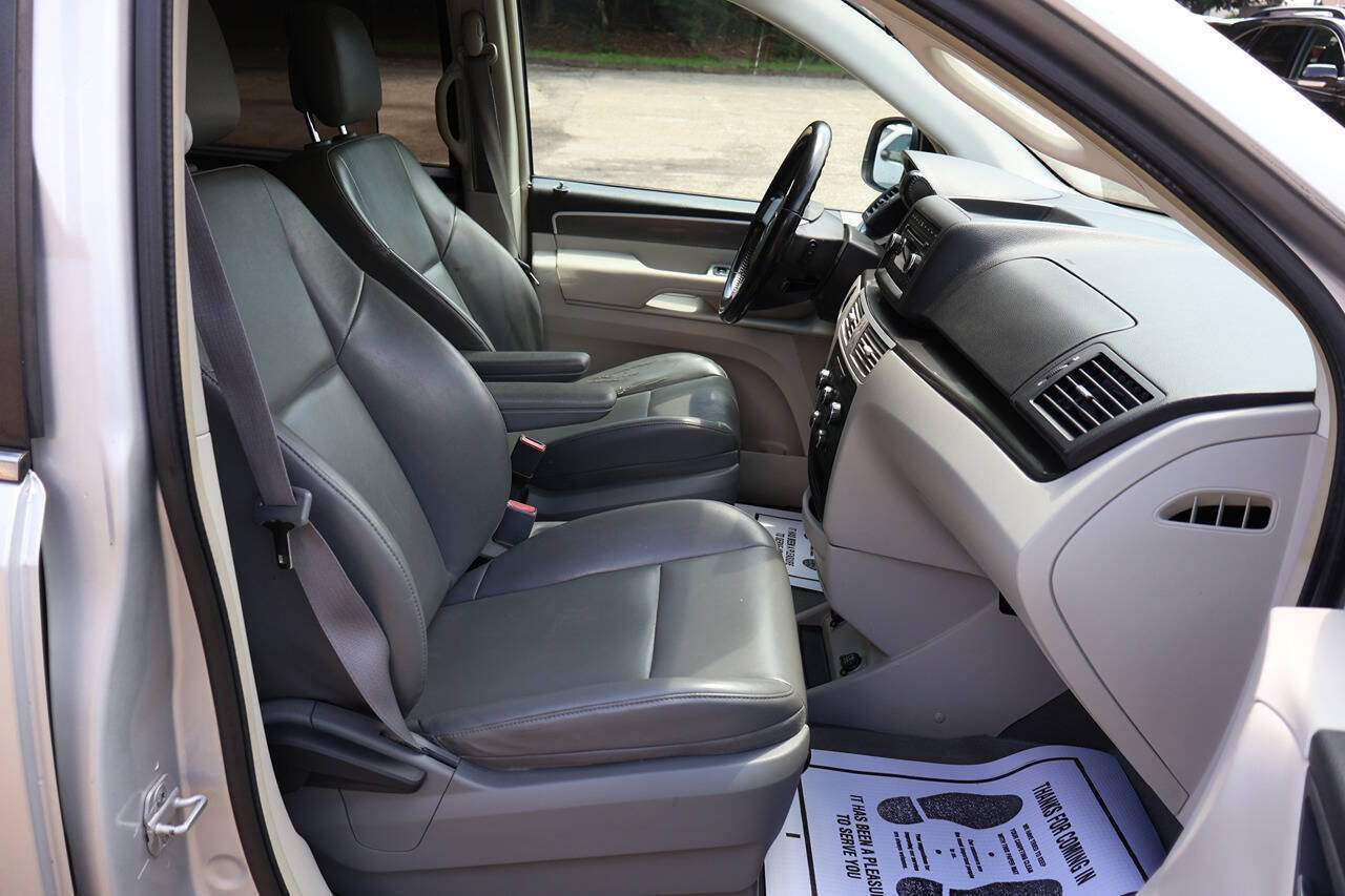 Used 2010 Volkswagen Routan SE FWD image 23