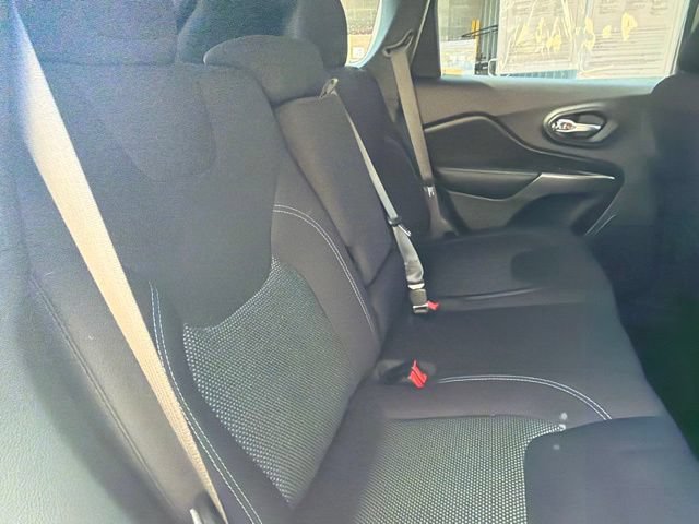 Used 2020 Jeep Cherokee Latitude FWD image 13