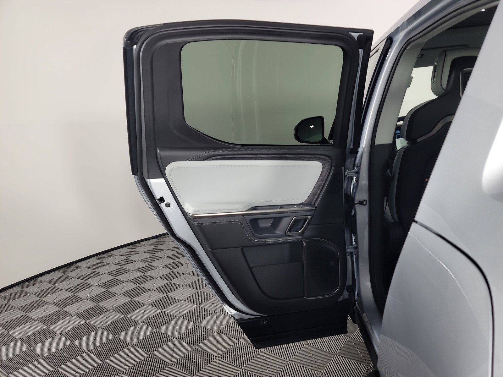 Used 2023 Rivian R1T Adventure AWD/4WD image 17
