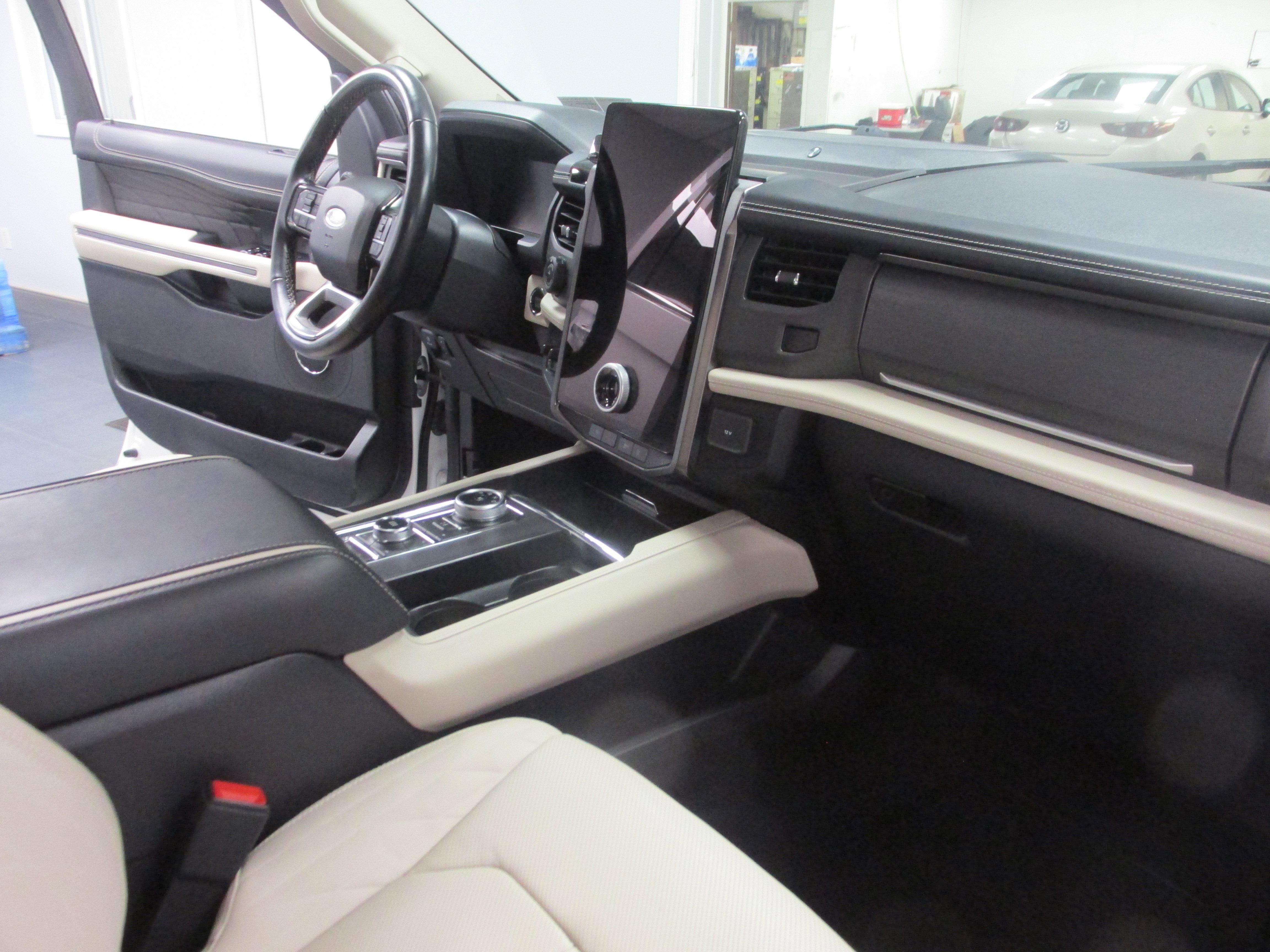 Used 2023 Ford Expedition Platinum image 27