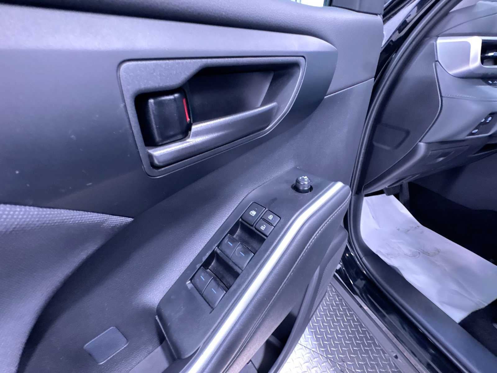 Used 2025 Toyota Highlander LE FWD image 12