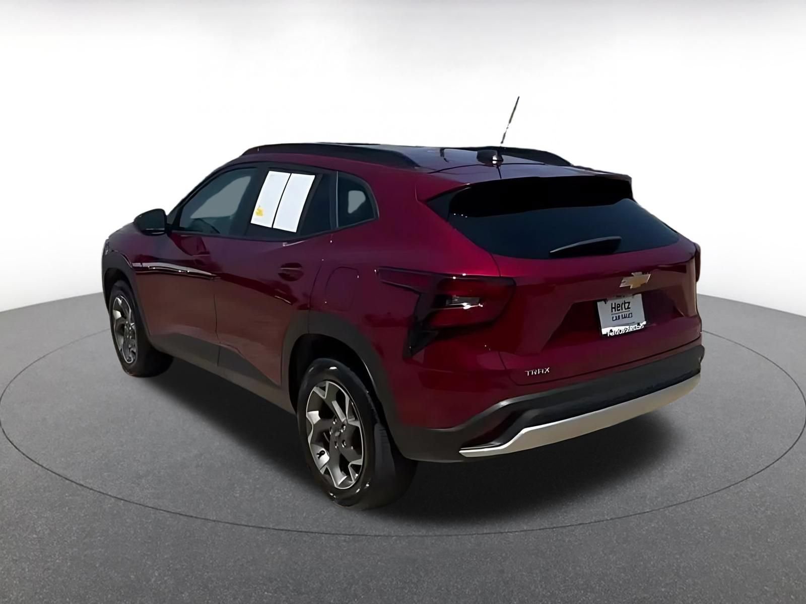 Used 2025 Chevrolet Trax LT FWD image 8