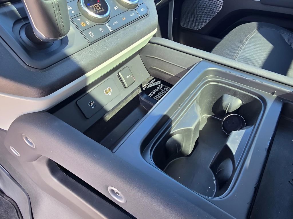 Used 2023 Land Rover Defender 130 X-Dynamic SE image 16