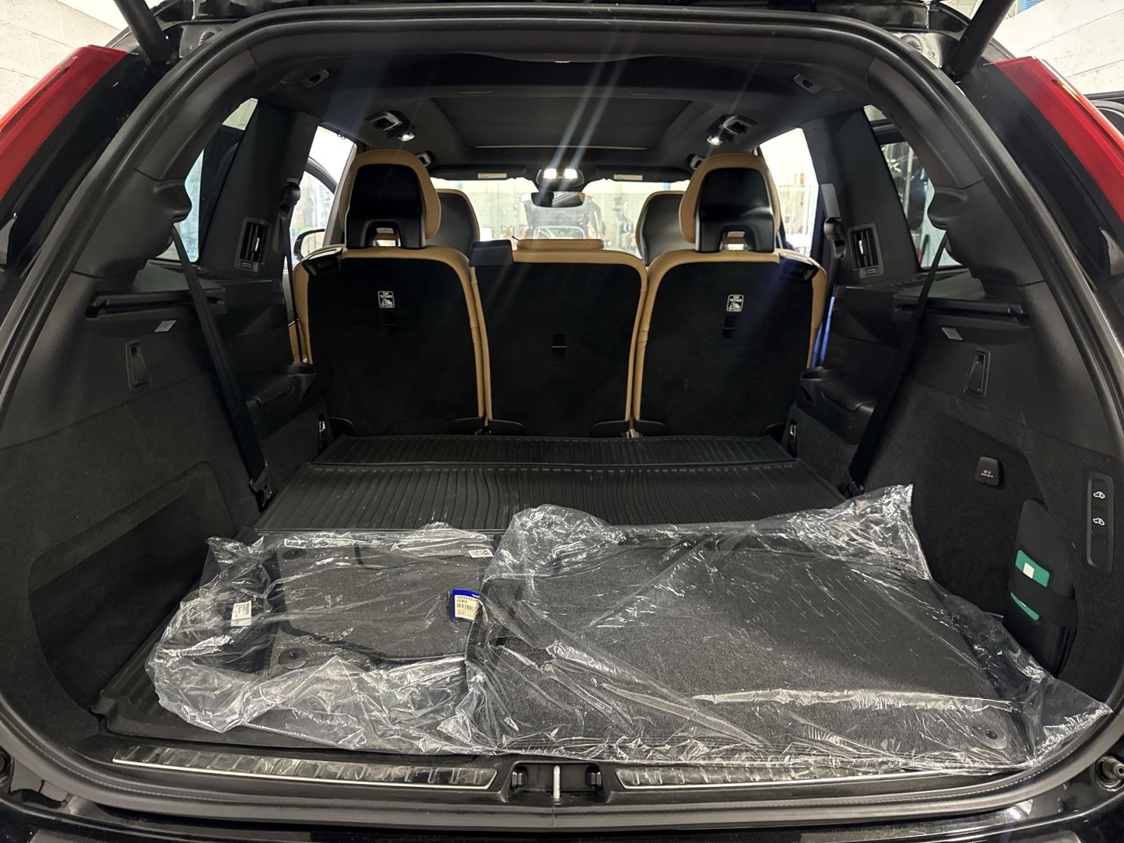 Certified 2024 Volvo XC90 B6 Ultimate w/ Protection Package Premier AWD/4WD image 27