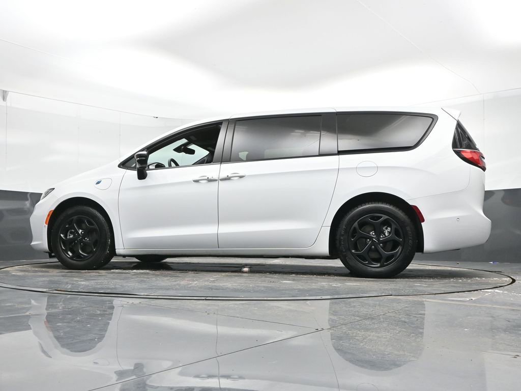 Used 2024 Chrysler Pacifica Select image 51