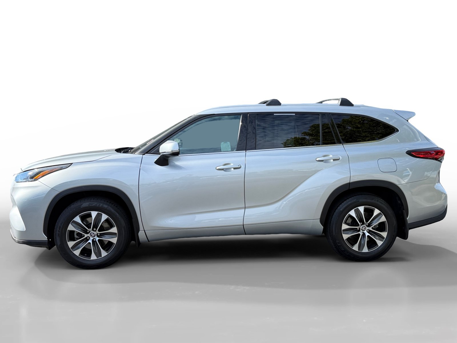 Used 2022 Toyota Highlander XLE FWD image 2