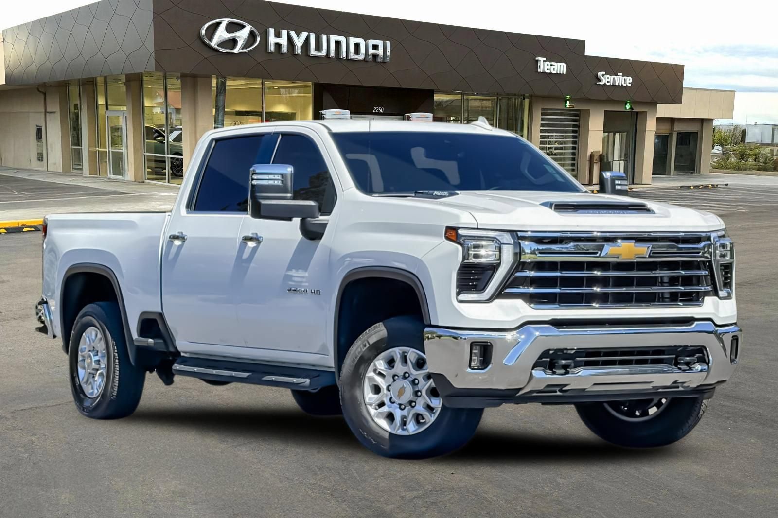 Used 2024 Chevrolet Silverado 2500 LTZ AWD/4WD image 2