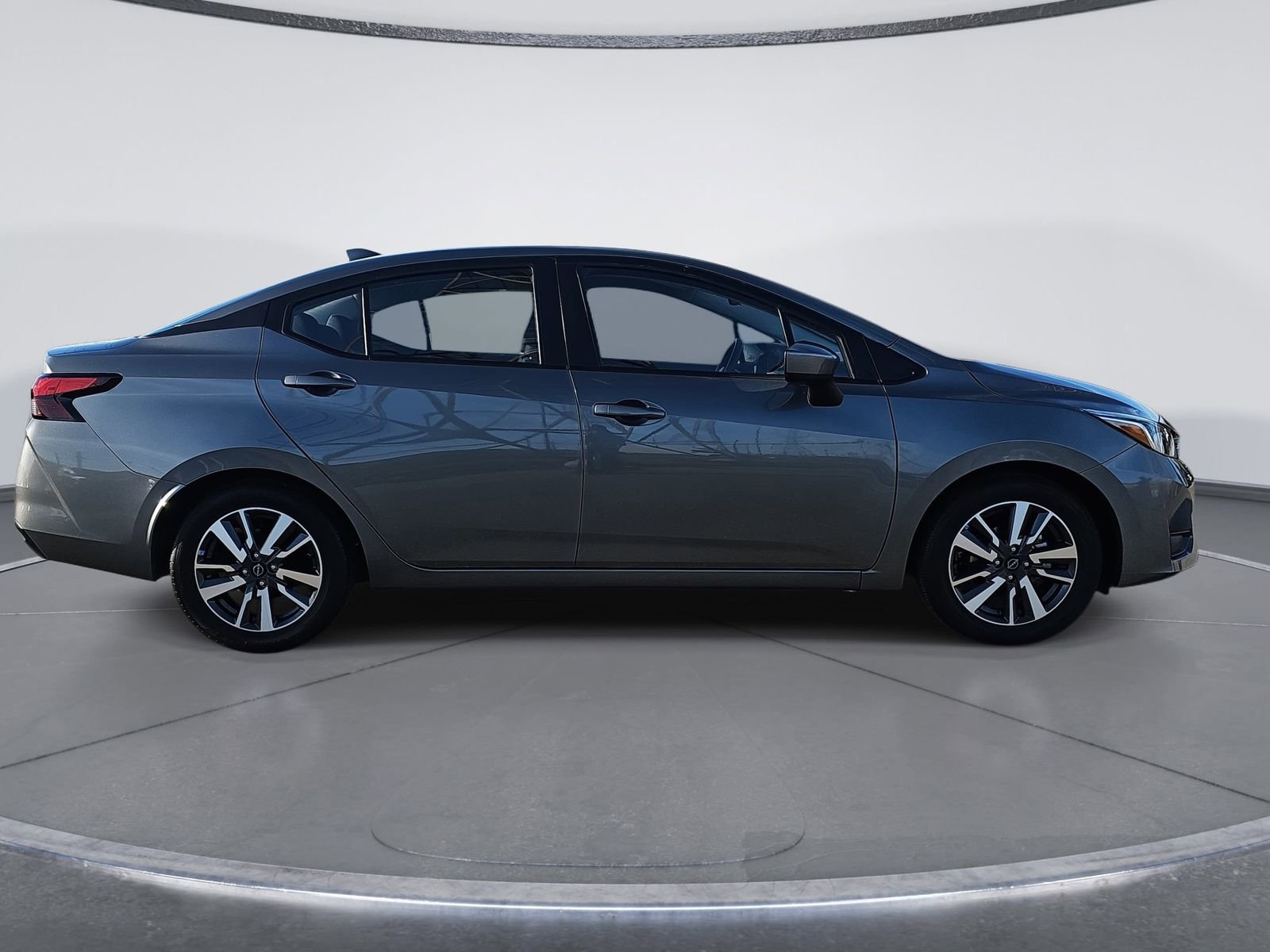 Used 2023 Nissan Versa SV image 2