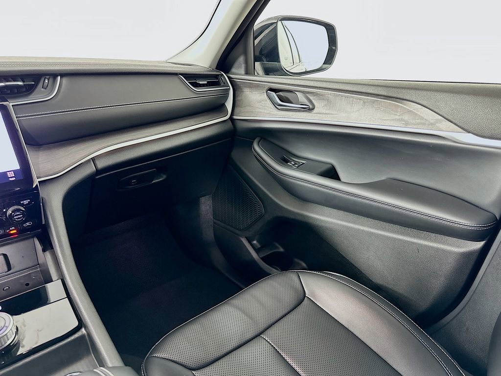 Used 2024 Jeep Grand Cherokee Limited w/ Luxury Tech Group II image 24