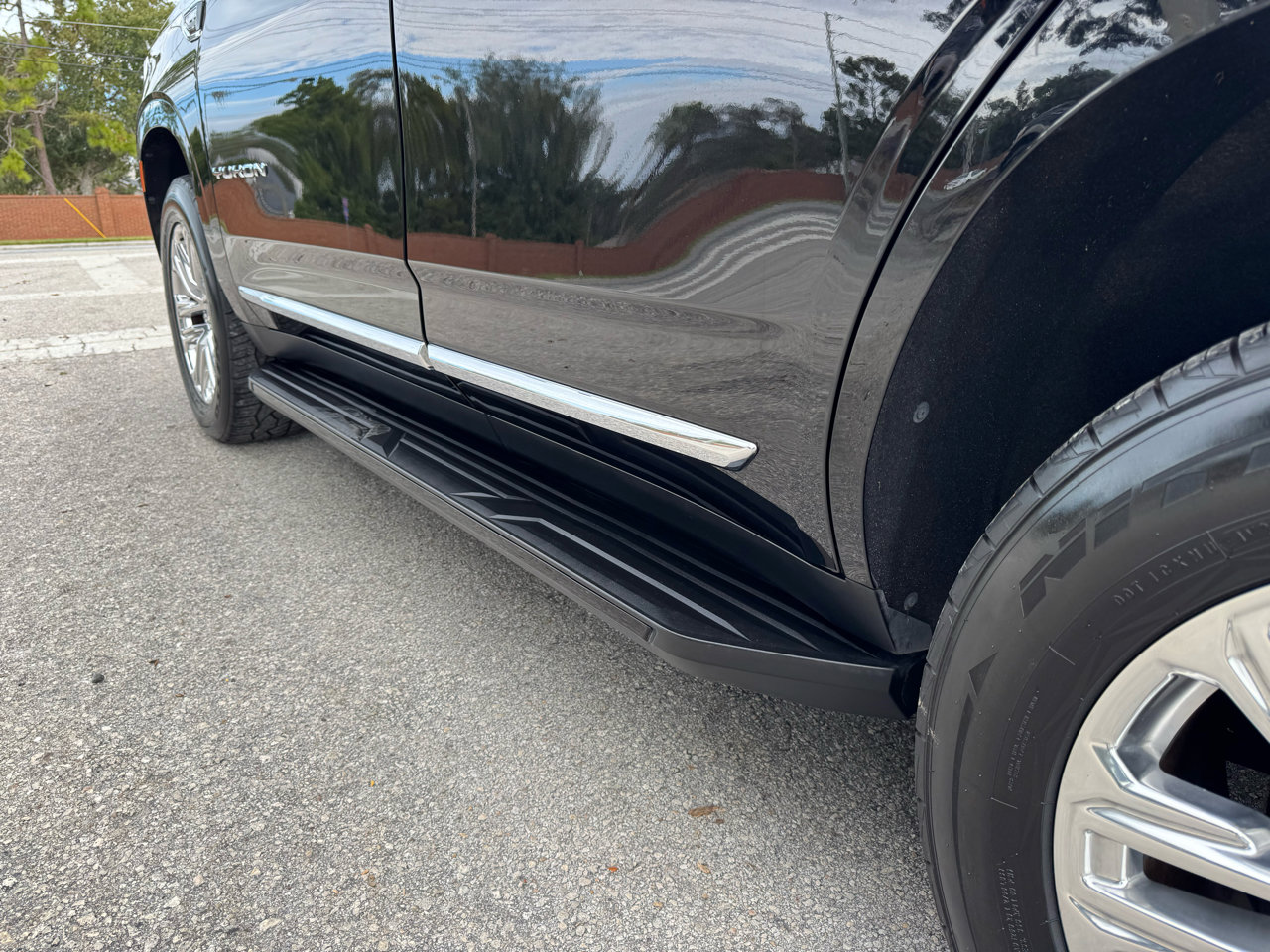 Used 2021 GMC Yukon SLT w/ SLT Premium Package image 24