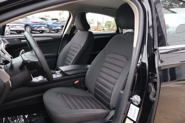 Used 2017 Ford Fusion SE FWD image 14