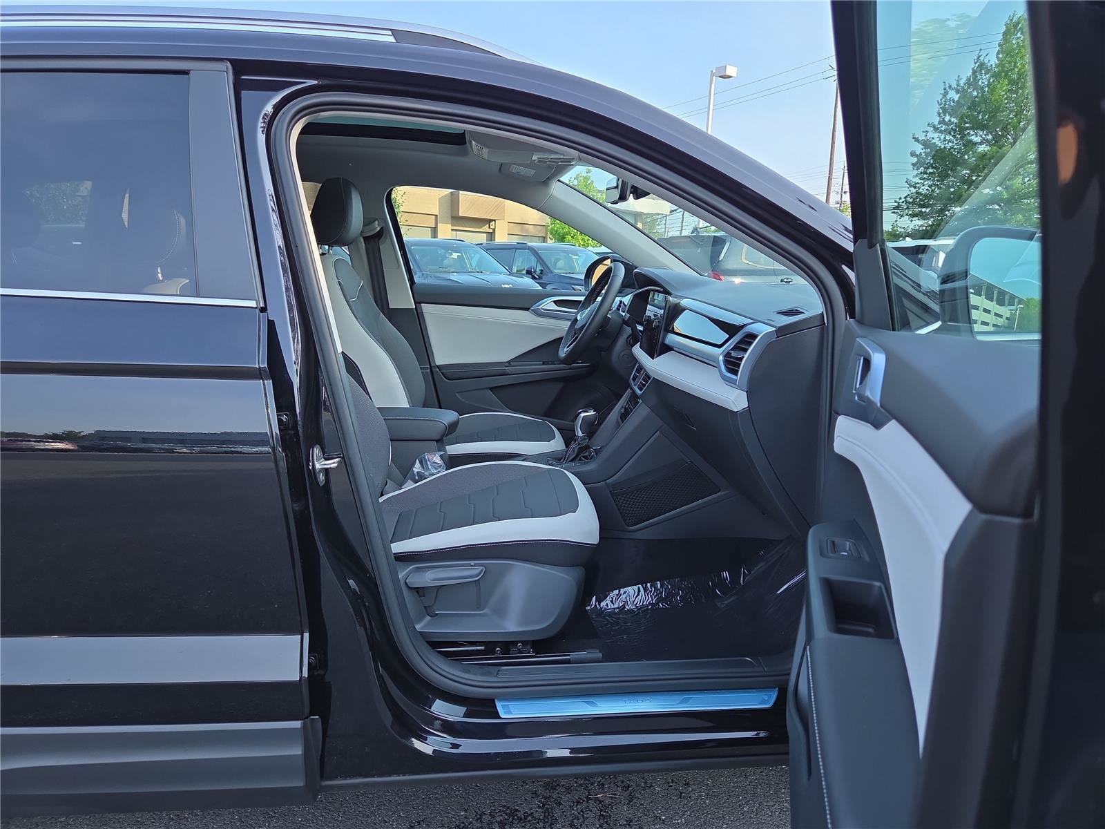 New 2026 Volkswagen Taos SE w/ Panoramic Sunroof Package FWD image 31